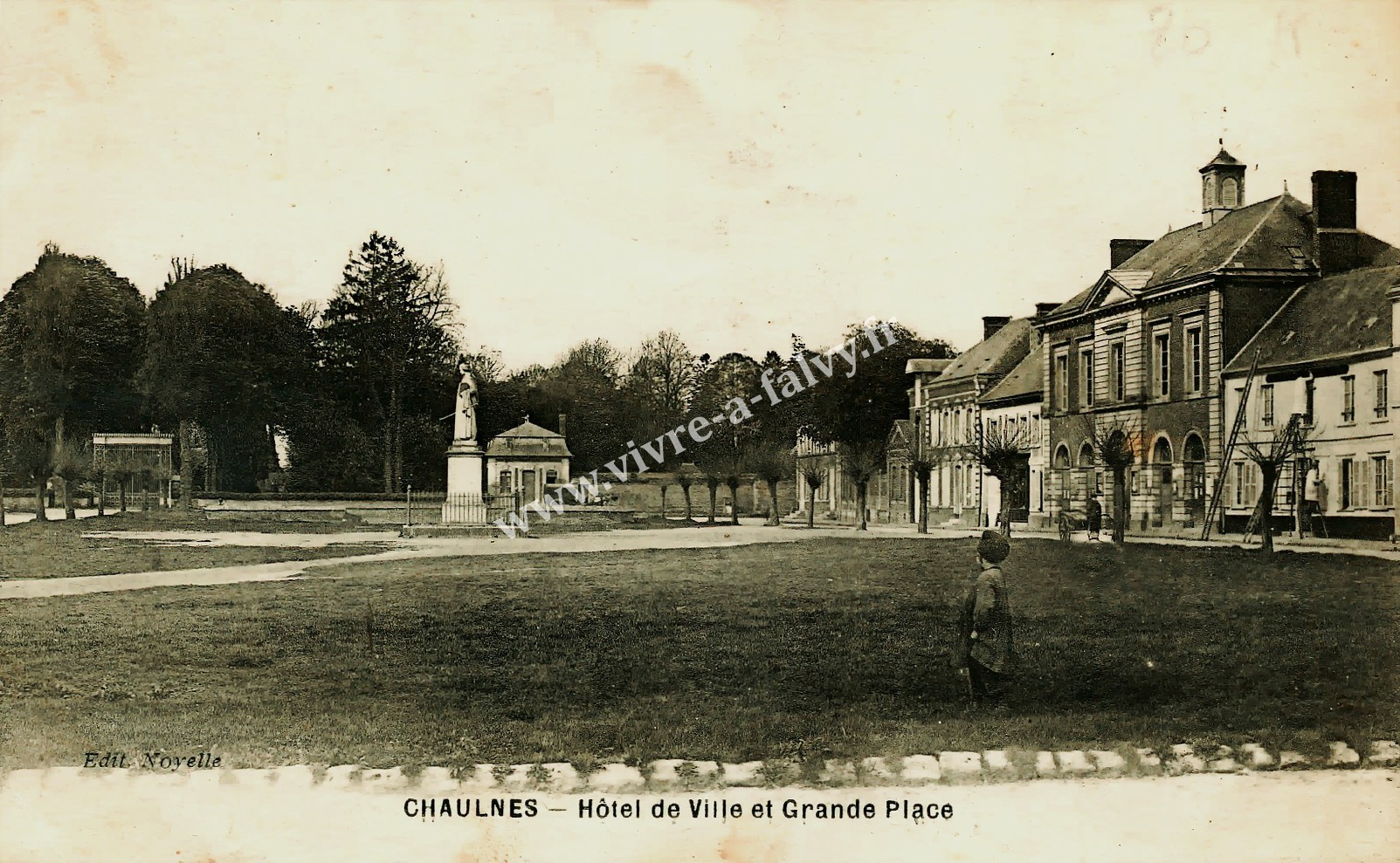 1 chaulnes hotel de ville grande place 1