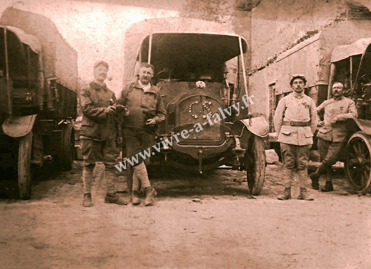 1 curchy des soldats a cote de vehicules juin 1917 