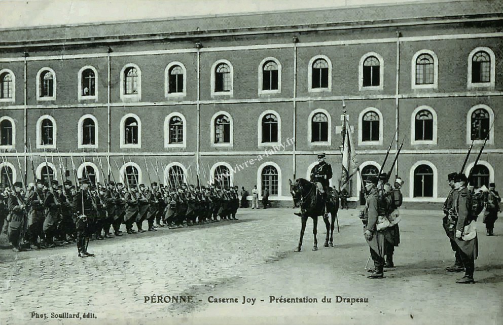 1 peronne caserne foy presentation des drapeaux 1