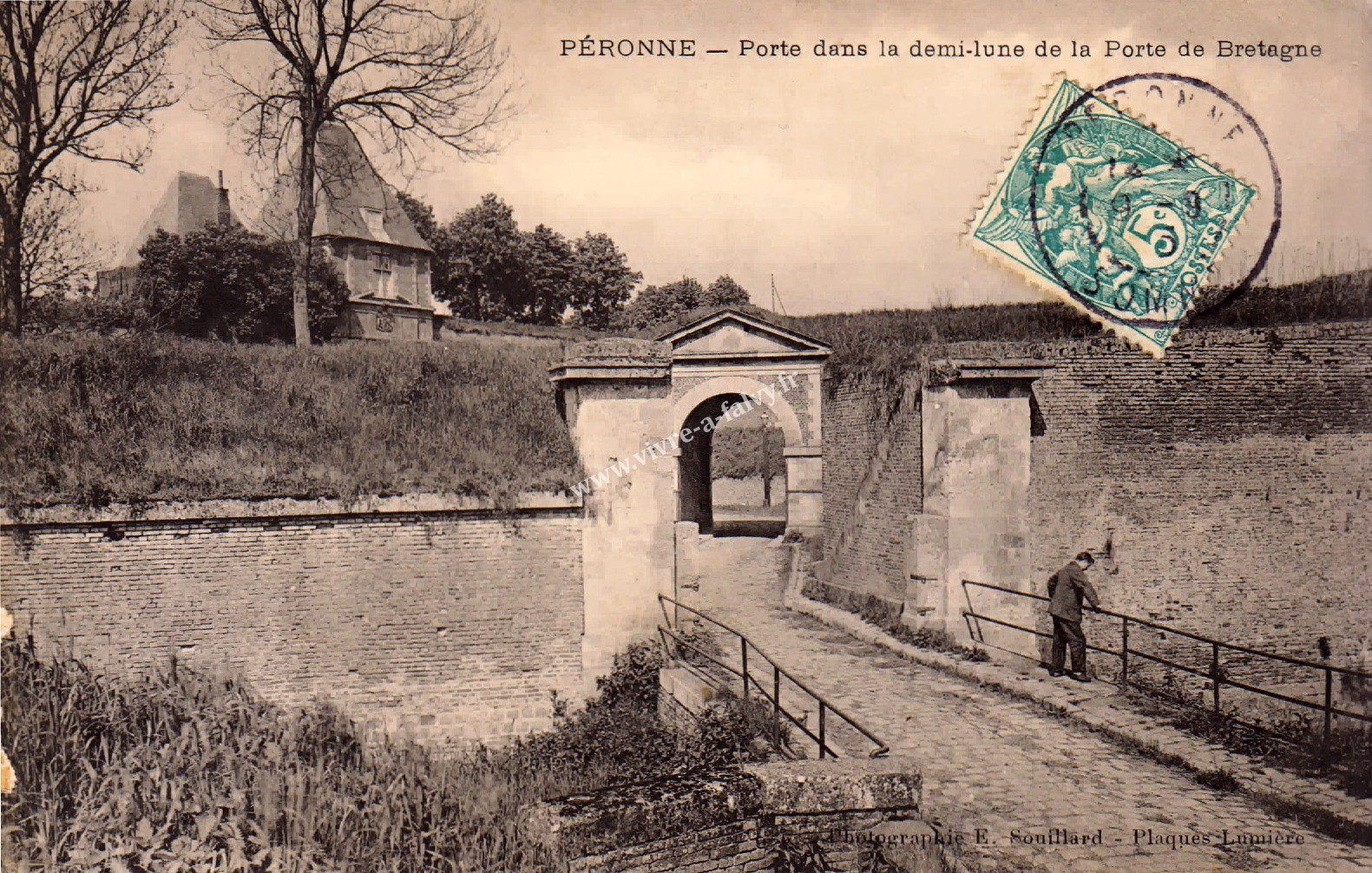 1 peronne porte dans la demi lune porte de bretagne 1