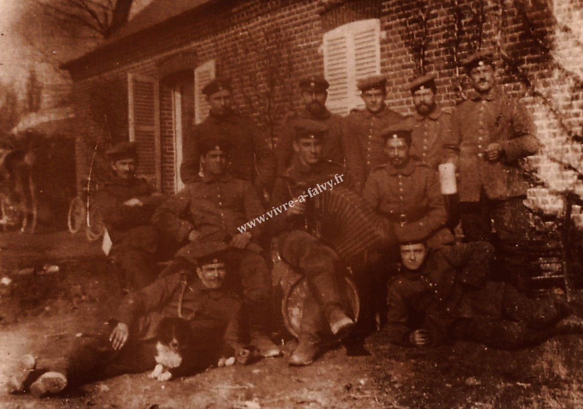 2 peronne 1915 soldats allemands avec accordeon 1