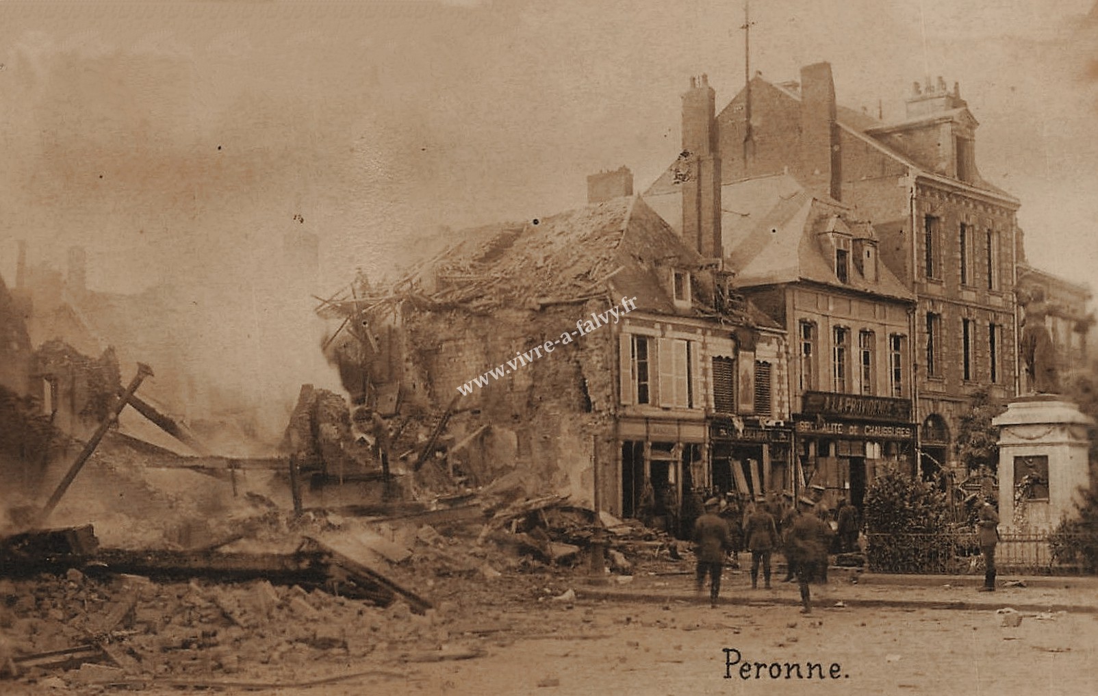 2 peronne 1917 la place commerce a la providence 1