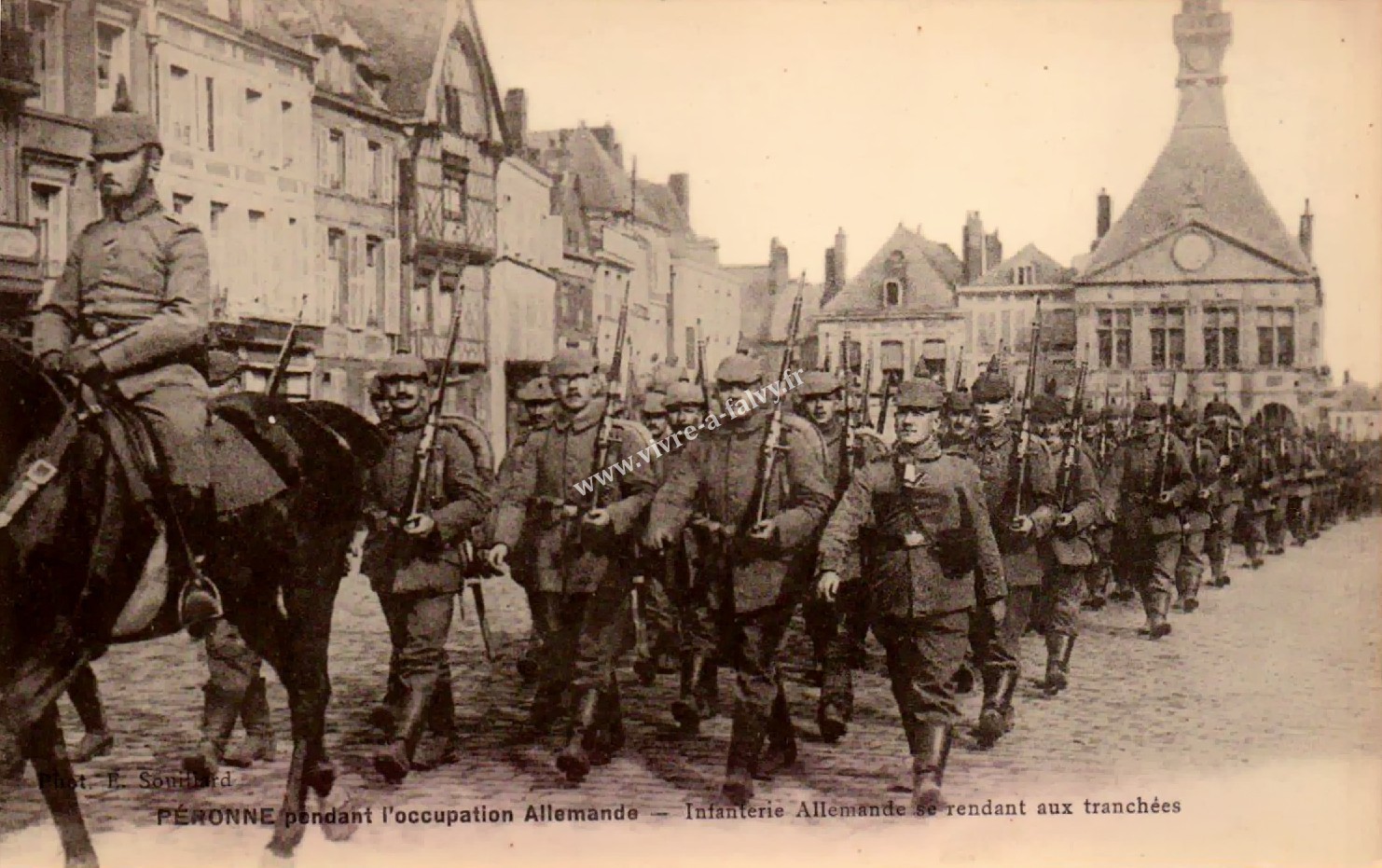 2 peronne infanterie allemande se rendant aux tranchees 1