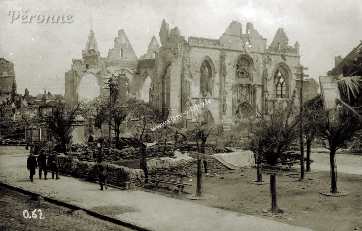 2 peronne la place l eglise ruines photo allemande 3