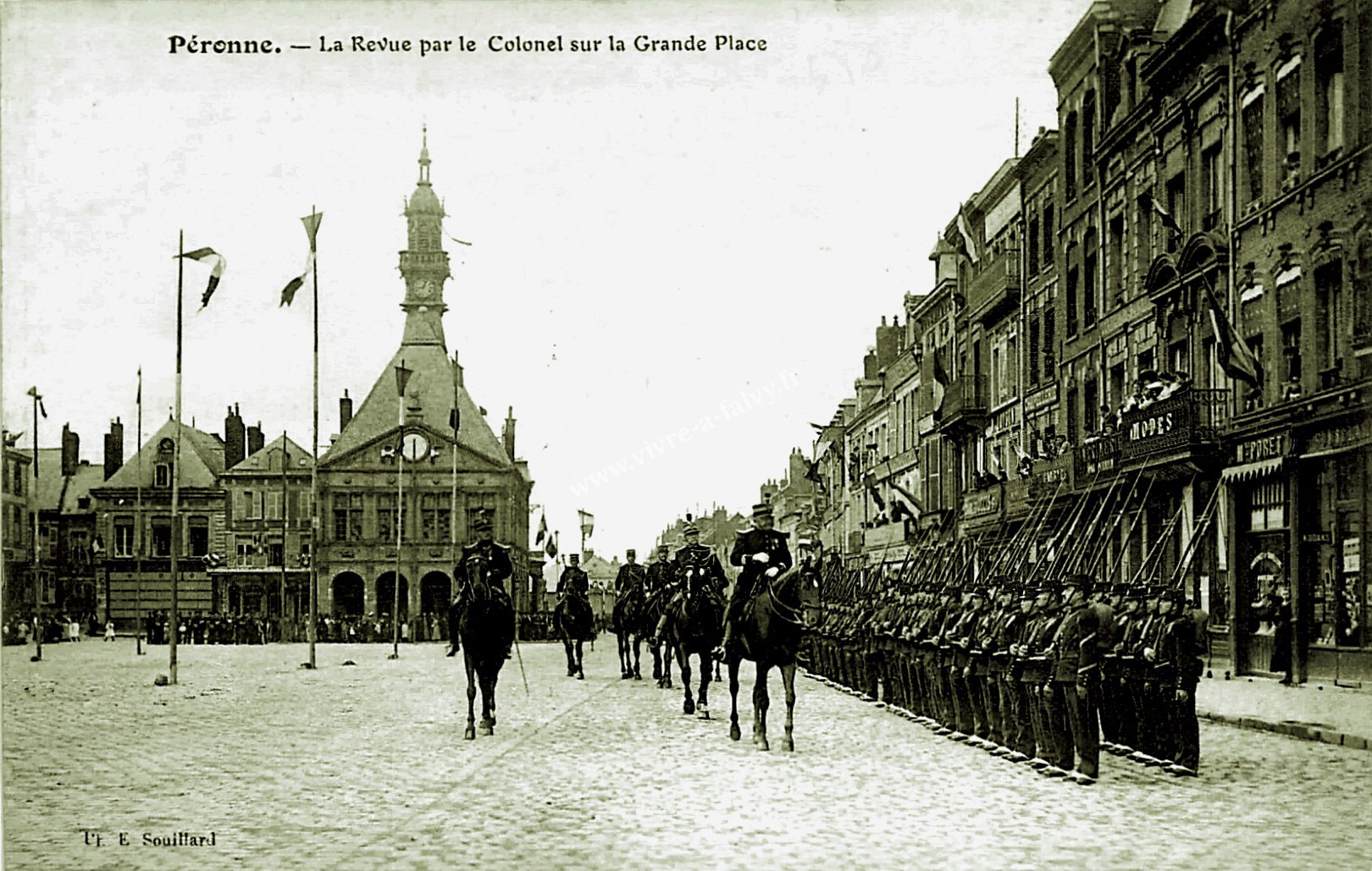 2 peronne la revue par le colonel sur la grande place 1