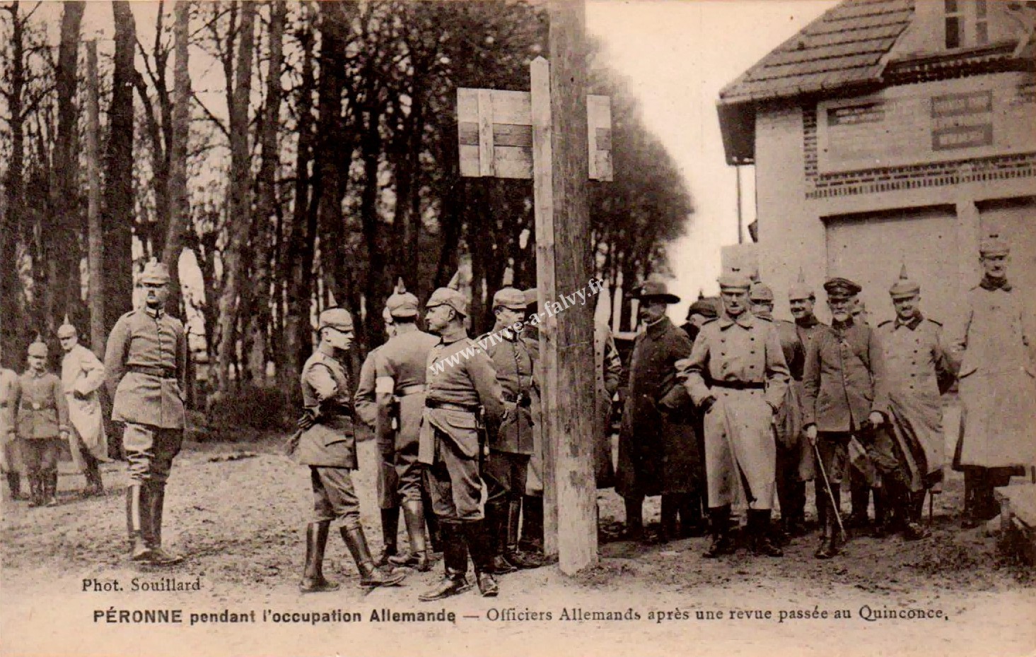 2 peronne passage revue officiers allemands au quinconce 1