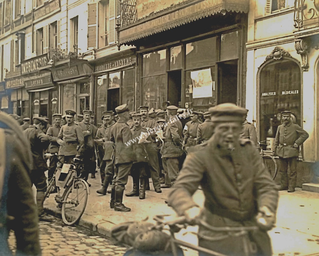 2 peronne rue st sauveur soldats allemands librairie des ecoles loyson pharmacie 1