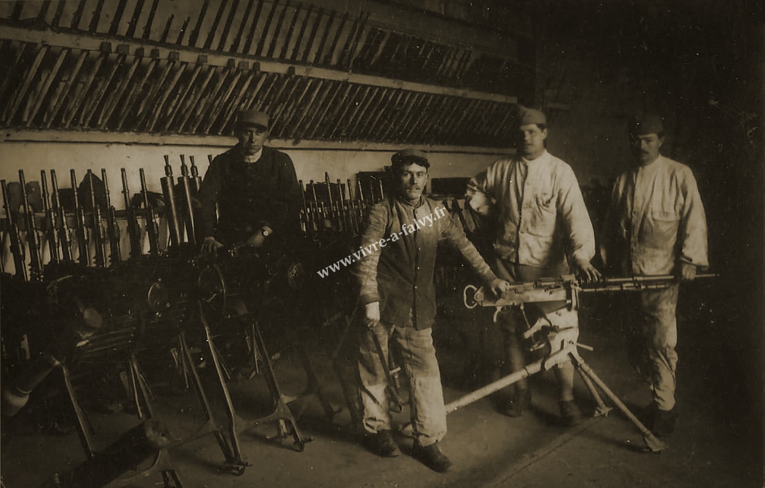 2 peronne soldats devant une mitrailleuse lourde dans l armurerie 1911