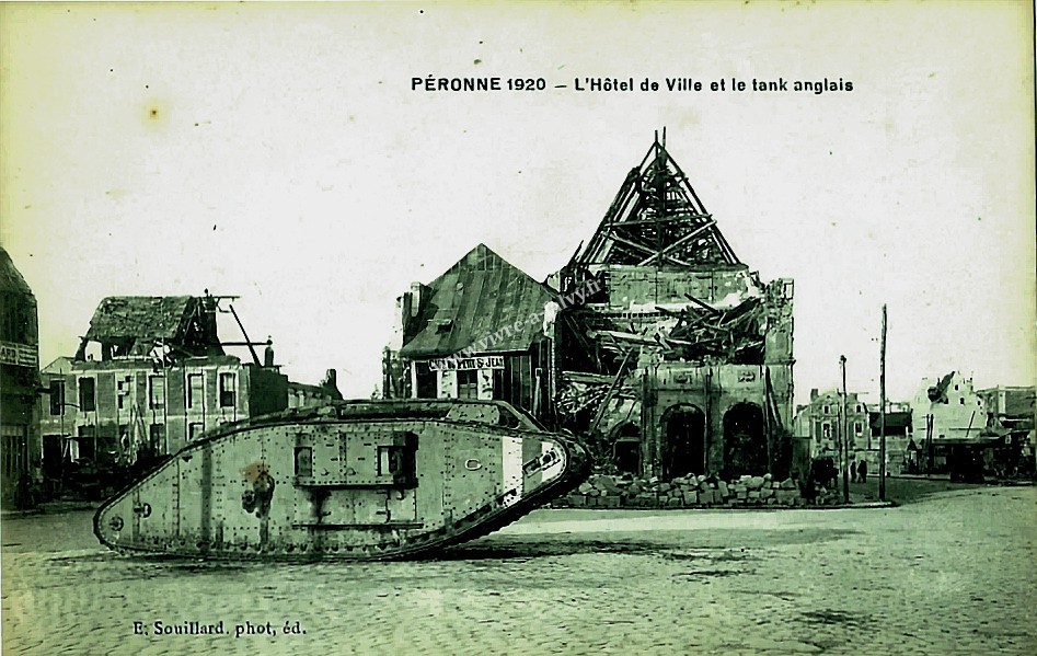 3 peronne 1920 hotel de villle et le tank anglais 1