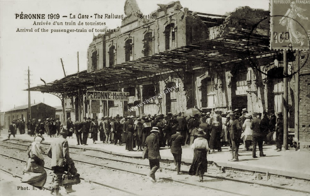 4 peronne 1919 arrivee d un train de touristes 3