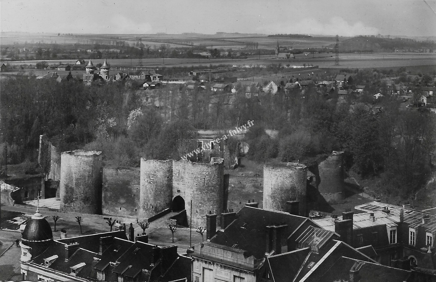 4 peronne 1948 vue sur le chateau 1