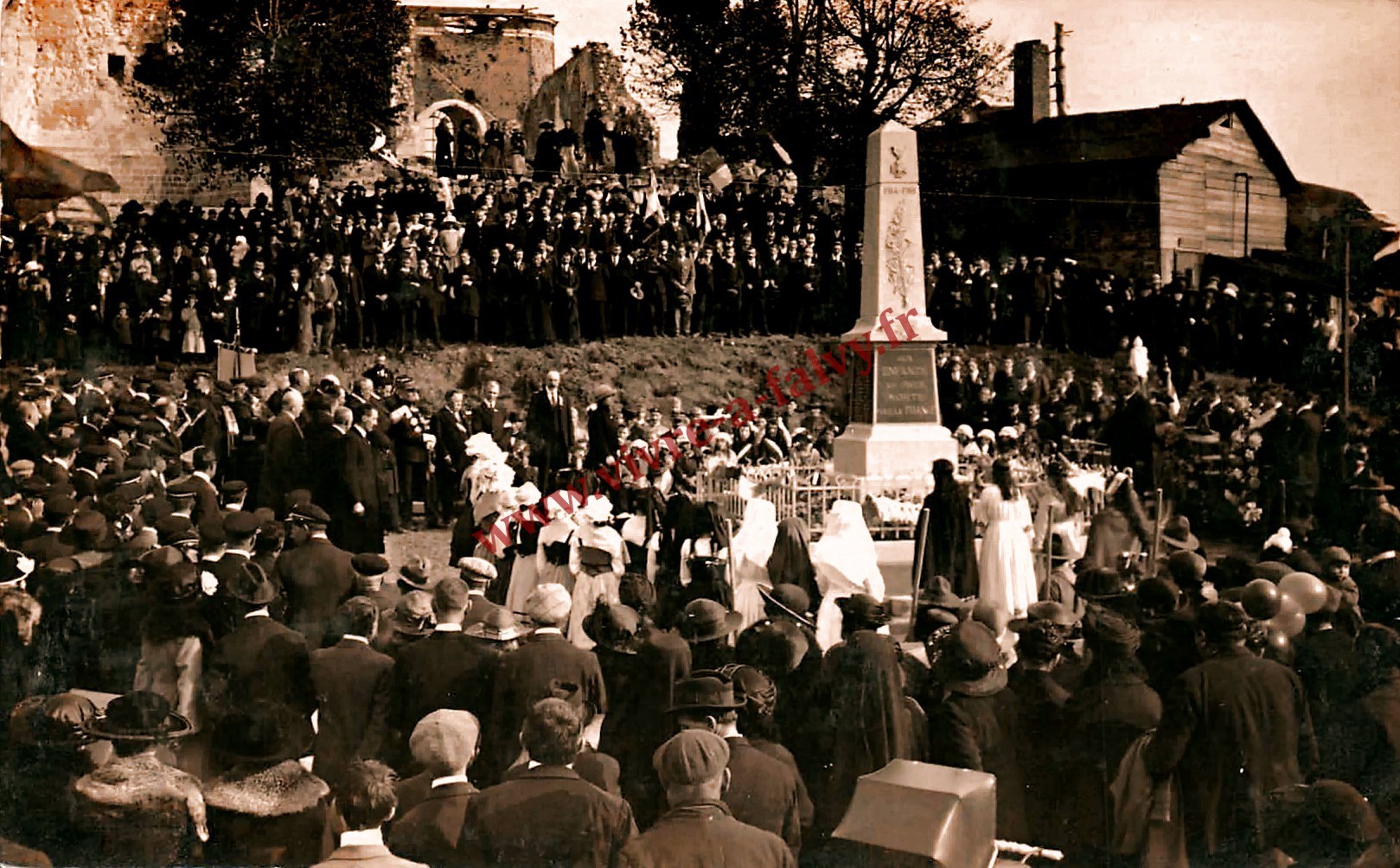 7 estrees en chaussee ceremonie devant le monument aux morts photographe e souillard 1